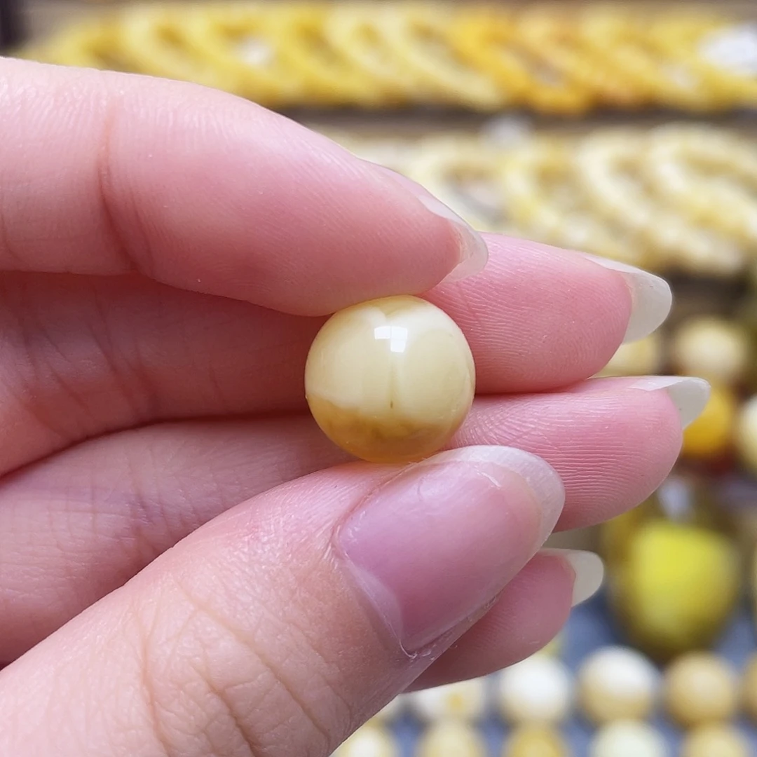 未镶嵌琥珀裸石11.9mm圆珠瑕疵