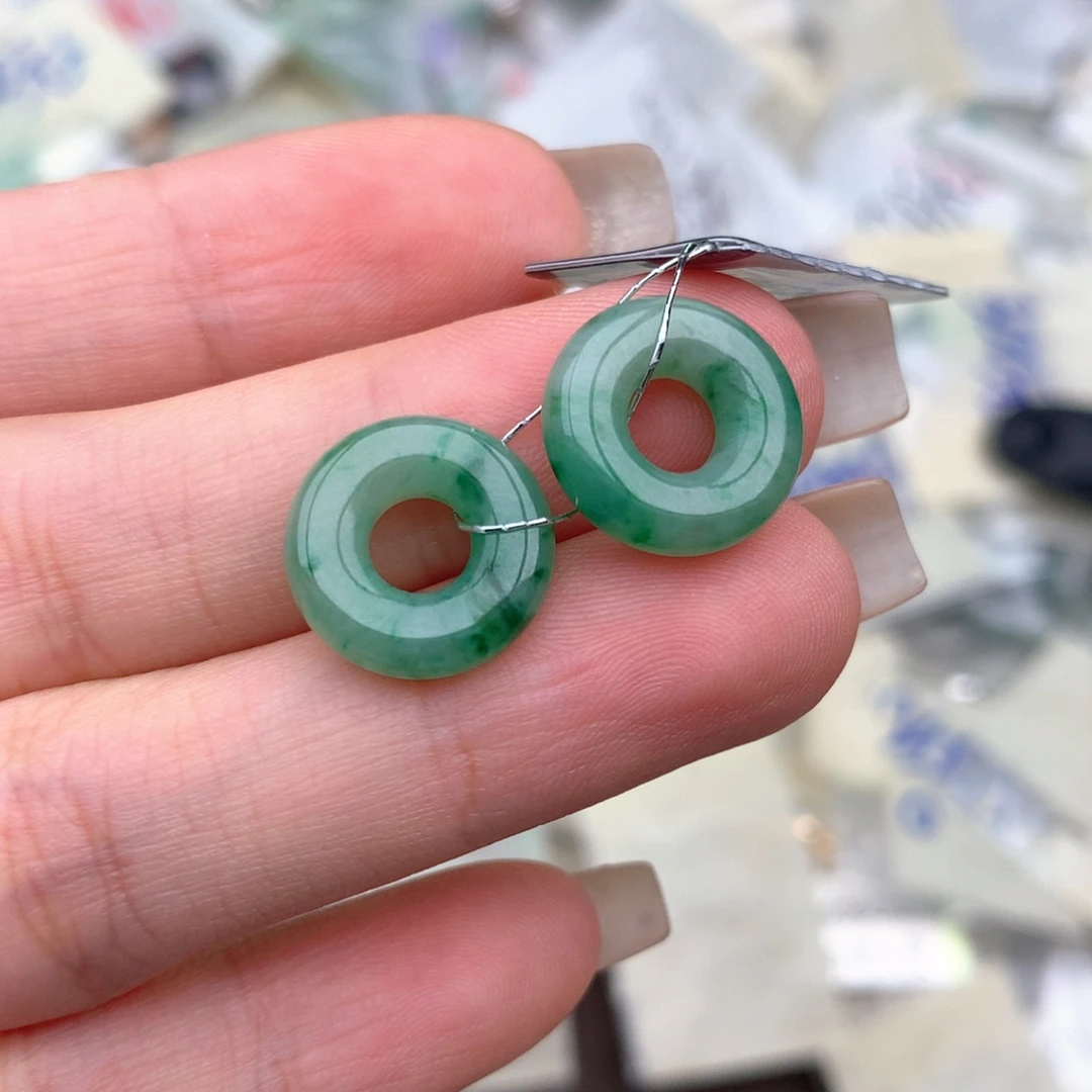 翡翠未镶嵌挂件…..