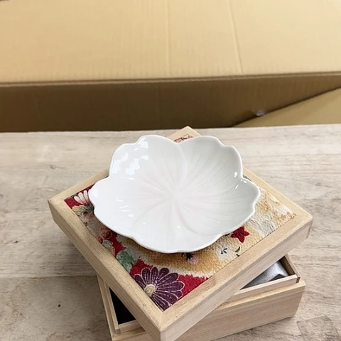 精品瓷器。