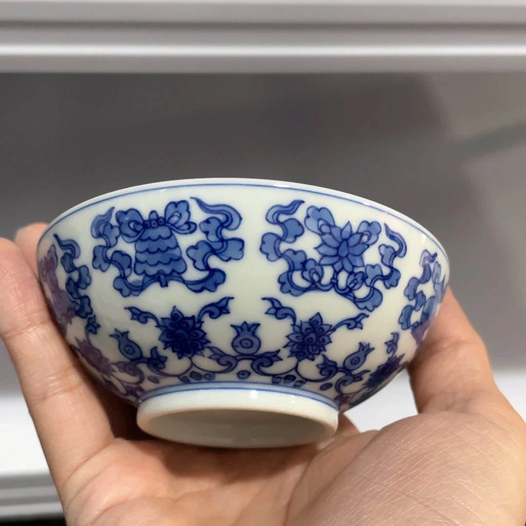 青花手绘莲托八宝普洱杯