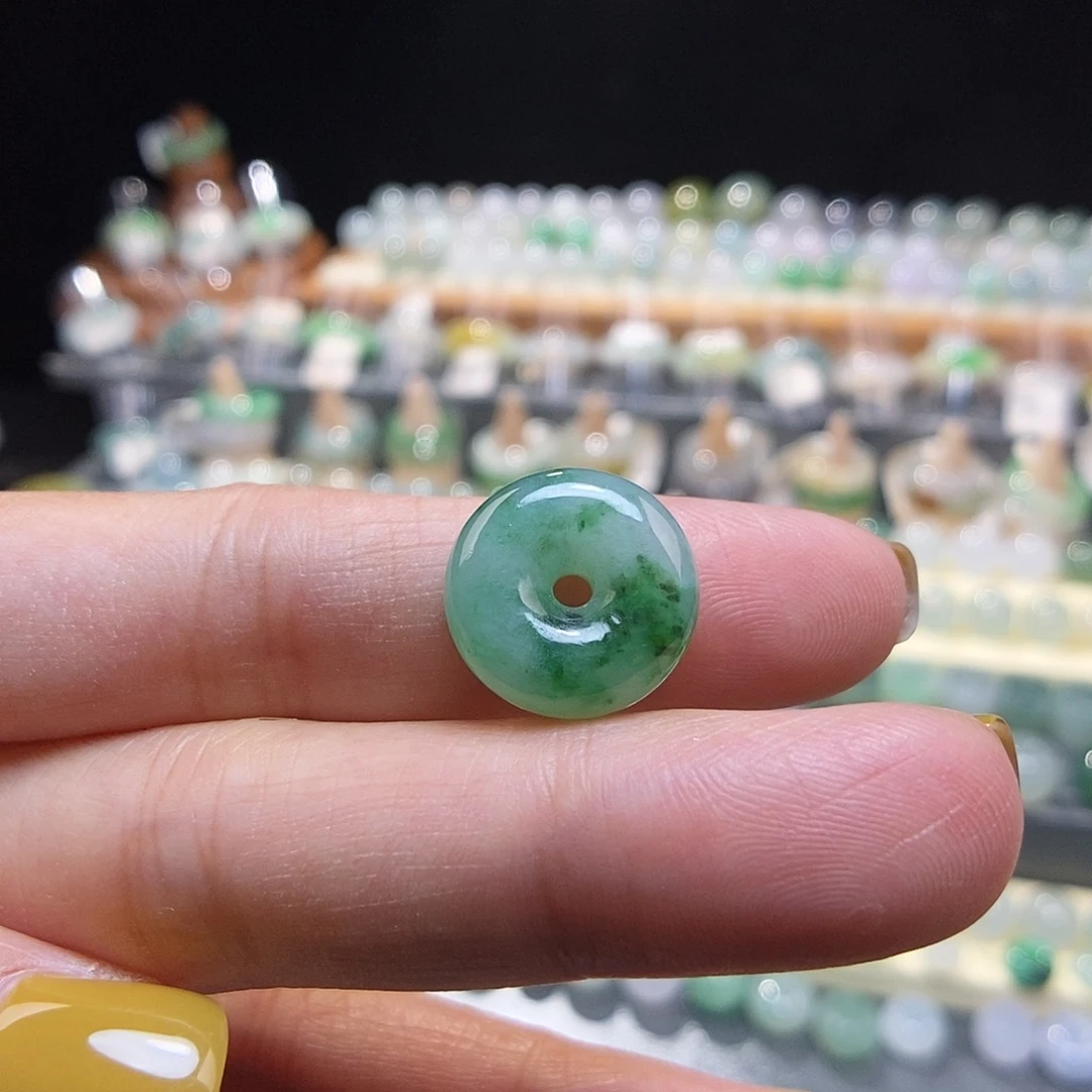 翡翠未镶嵌颈饰辣绿