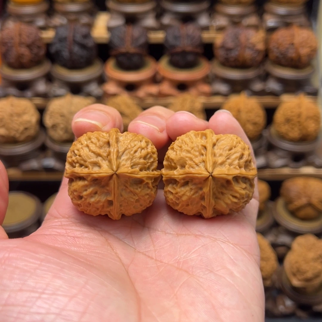 把件文玩核桃37mm绣球四方。纯蜡皮。上色快