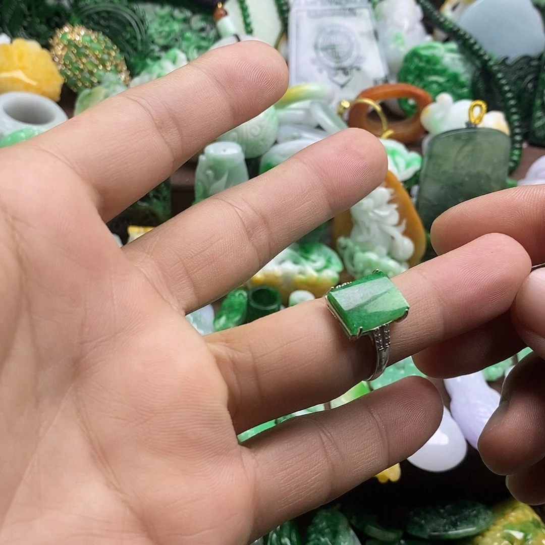 翡翠未镶嵌挂件马鞍