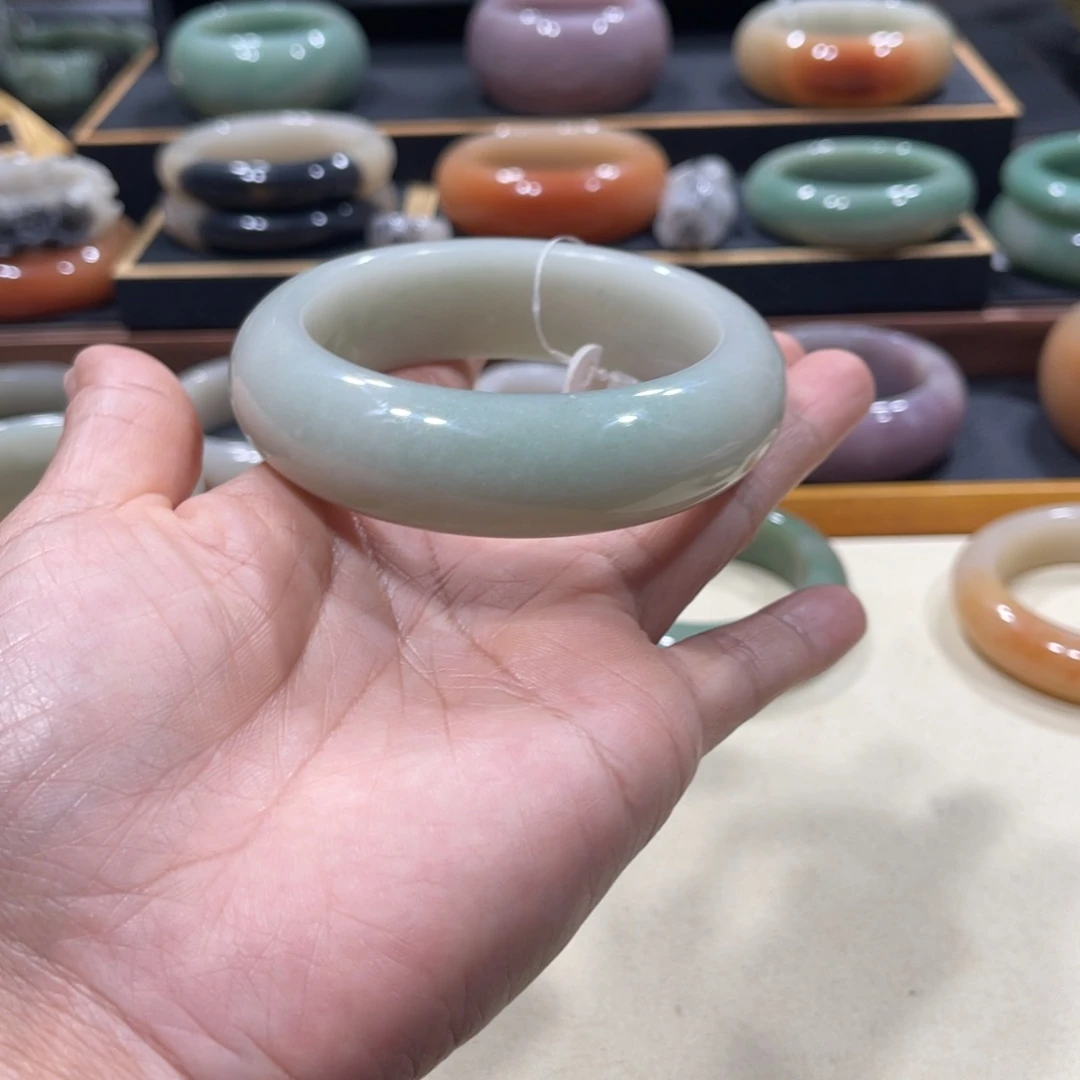 未镶嵌手镯石英岩玉