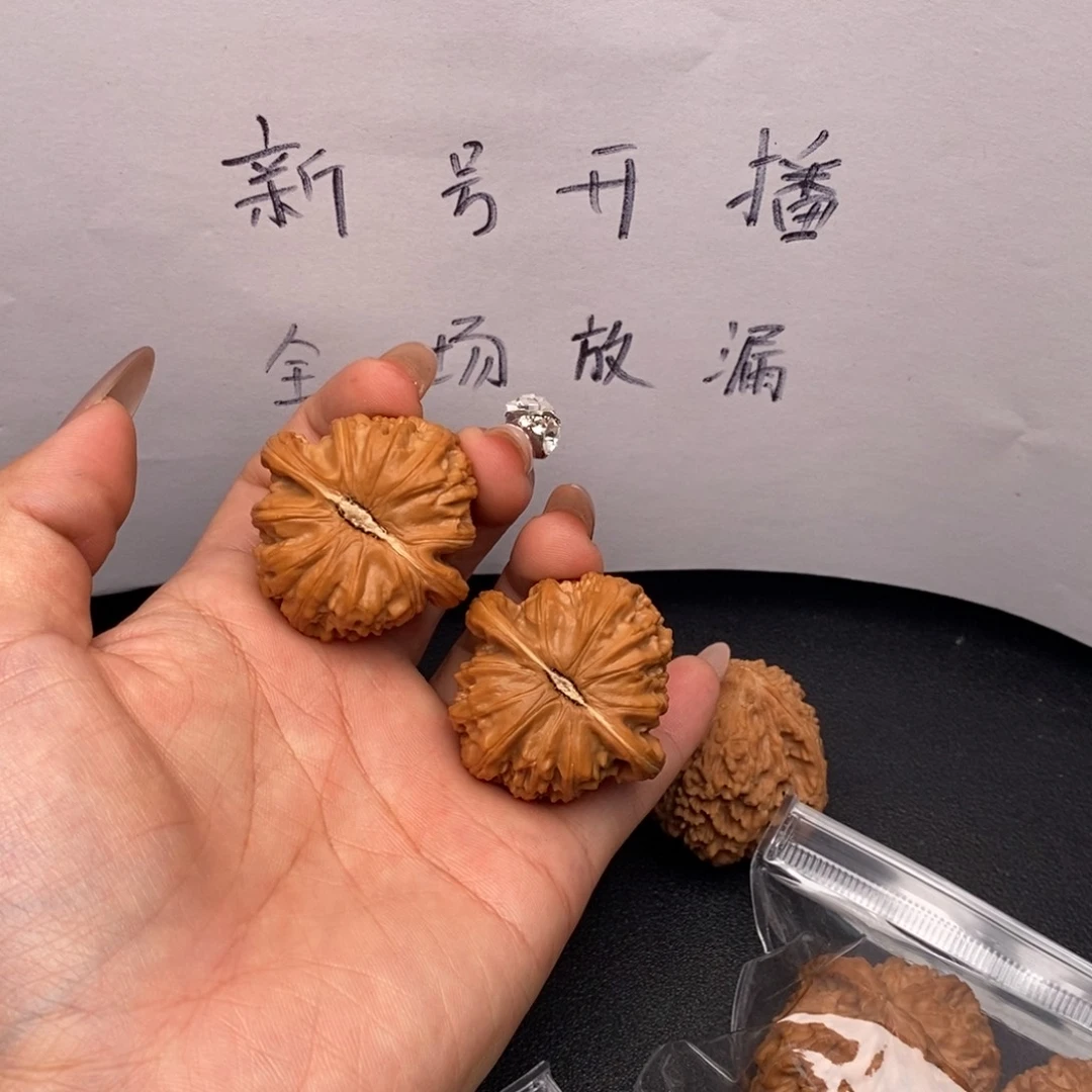 小***。文玩核桃把件39三角白一只黄尖