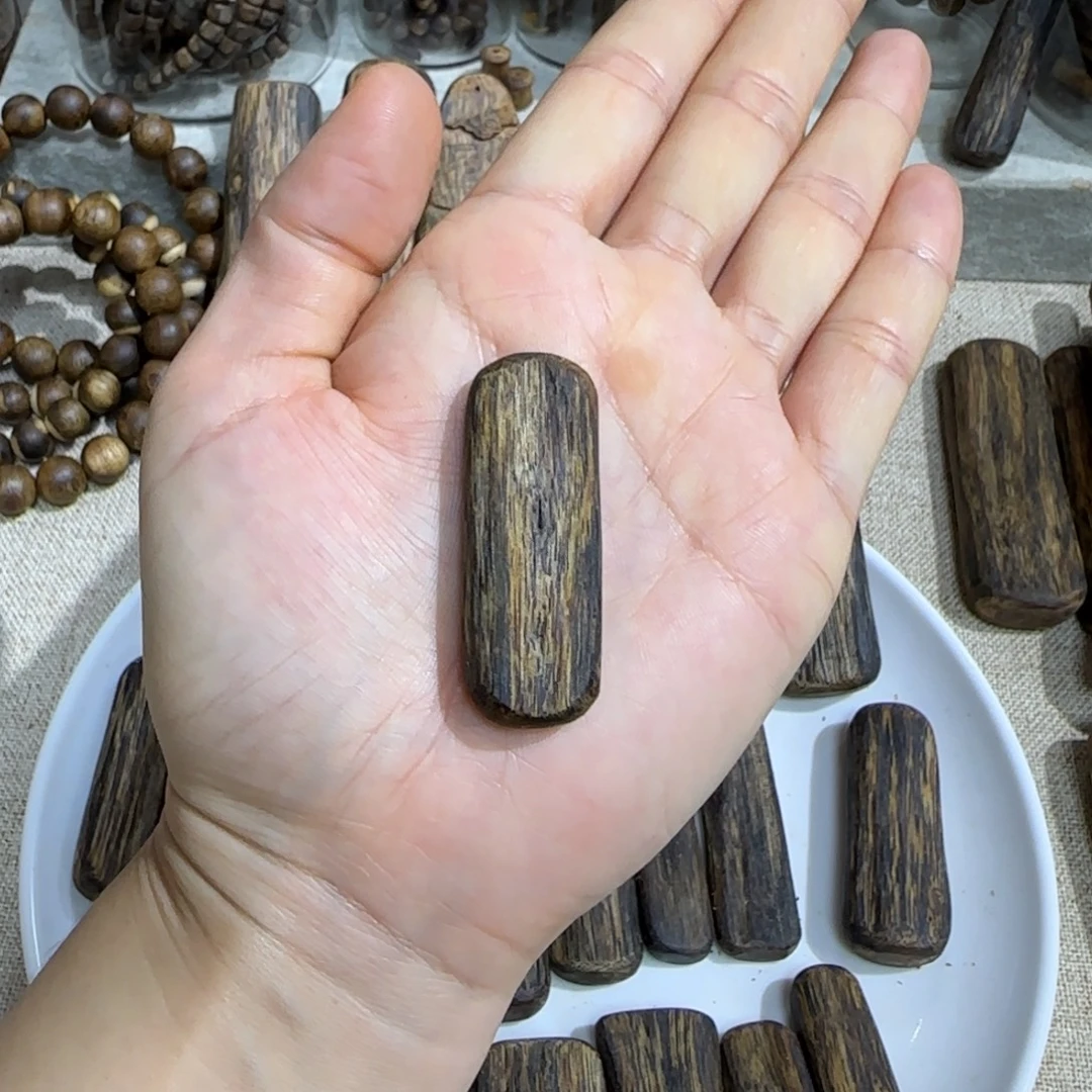 吊坠沉香奇楠沉香树心油素牌吊坠（小精致）