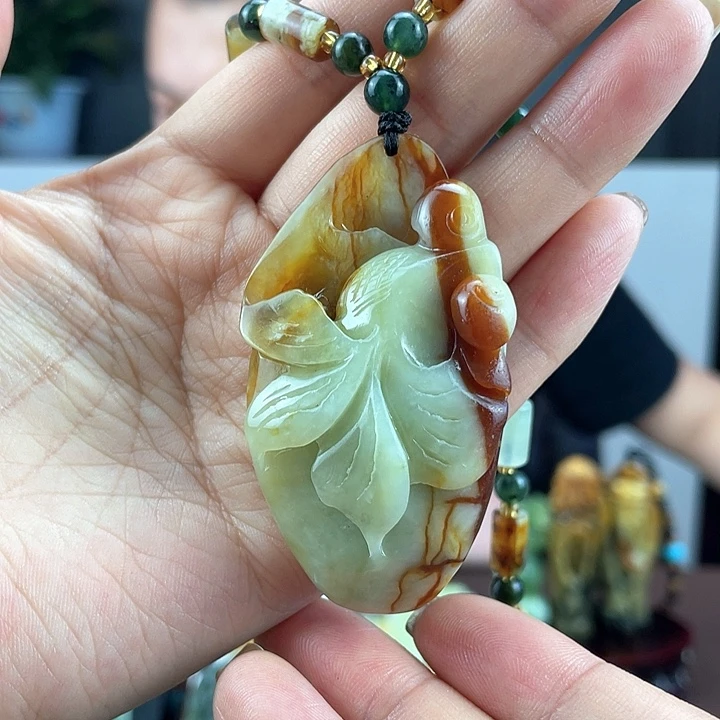 蛇纹石玉颈饰未镶嵌