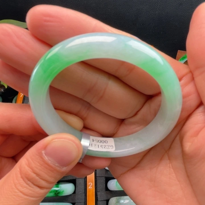 翡翠未镶嵌手镯（贵妃镯）缅甸翡翠