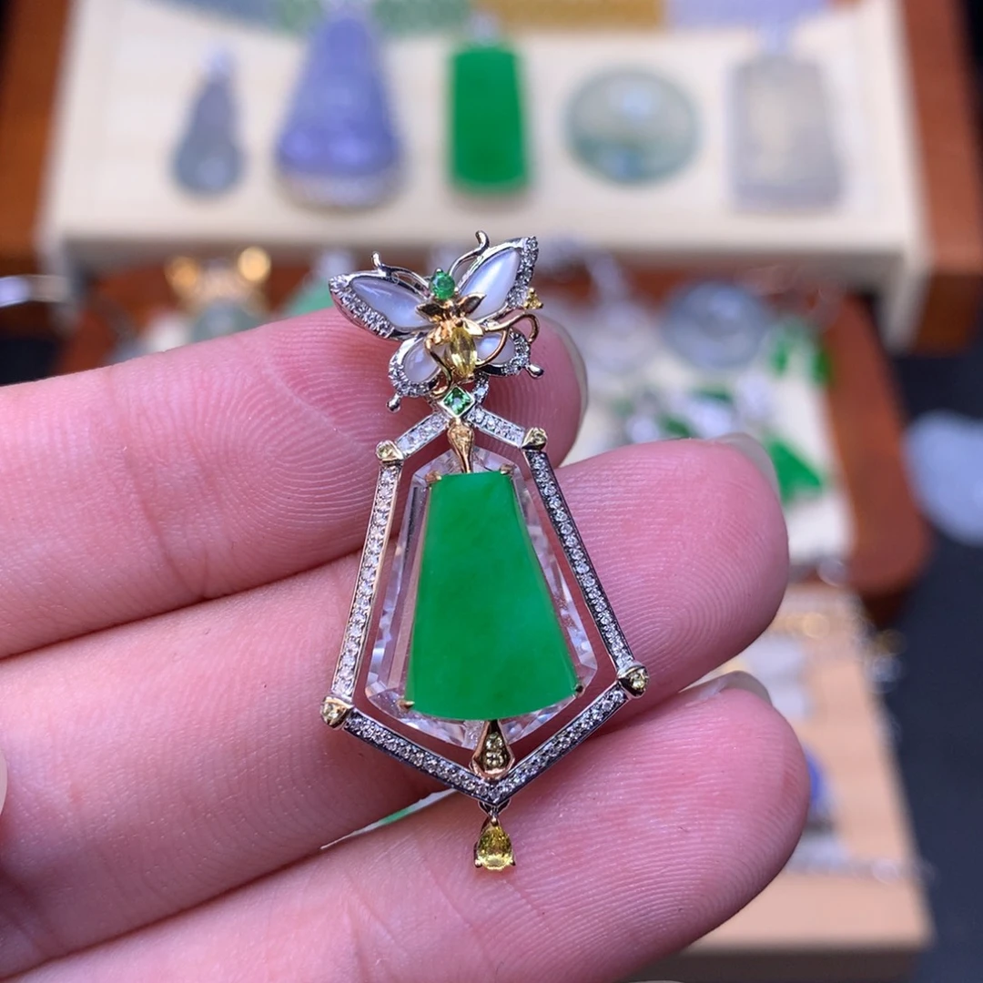 翡翠颈饰18K金镶嵌无事牌