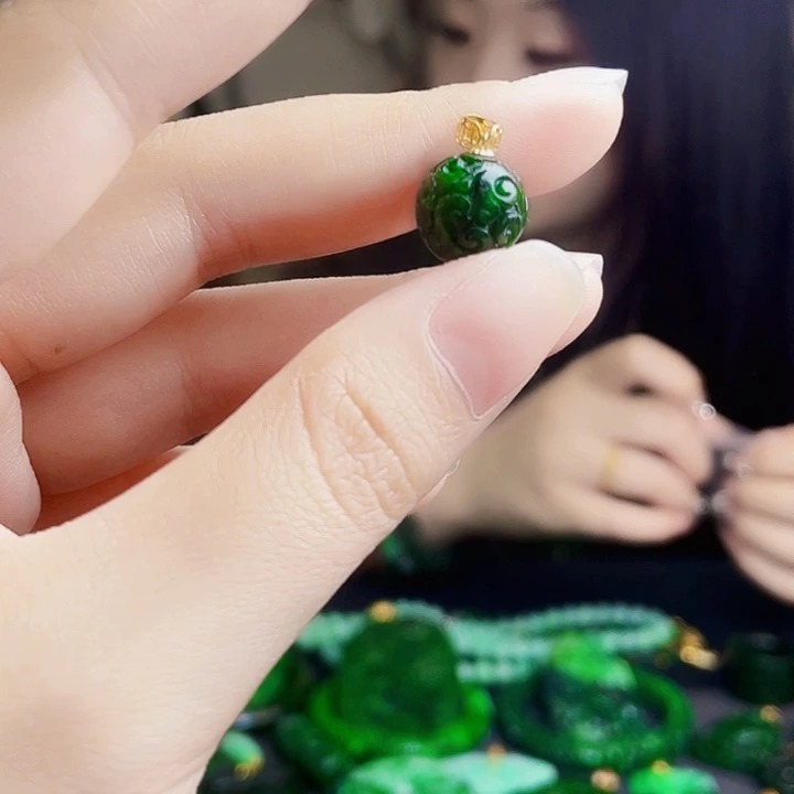 翡翠18K金镶嵌颈饰多样性