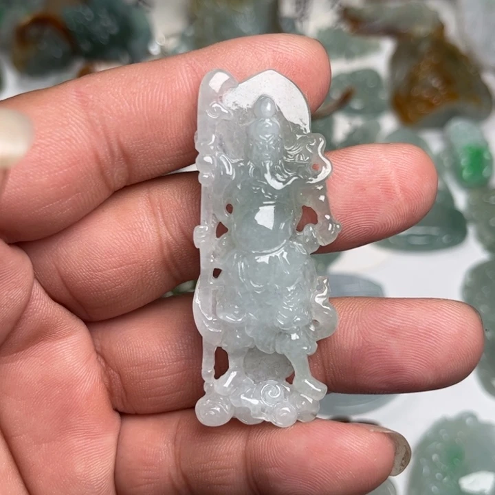 翡翠未镶嵌颈饰关公