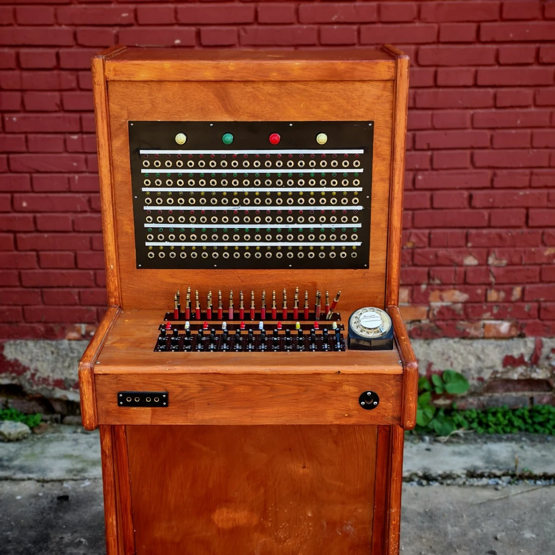展厅收藏 布景陈设 老式插插塞式交换机 实物模型 可亮灯