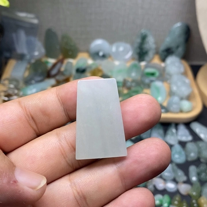 翡翠未镶嵌颈饰无事牌