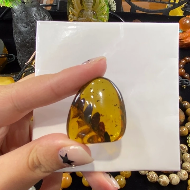 苏***苏琥珀未镶嵌颈饰植物珀