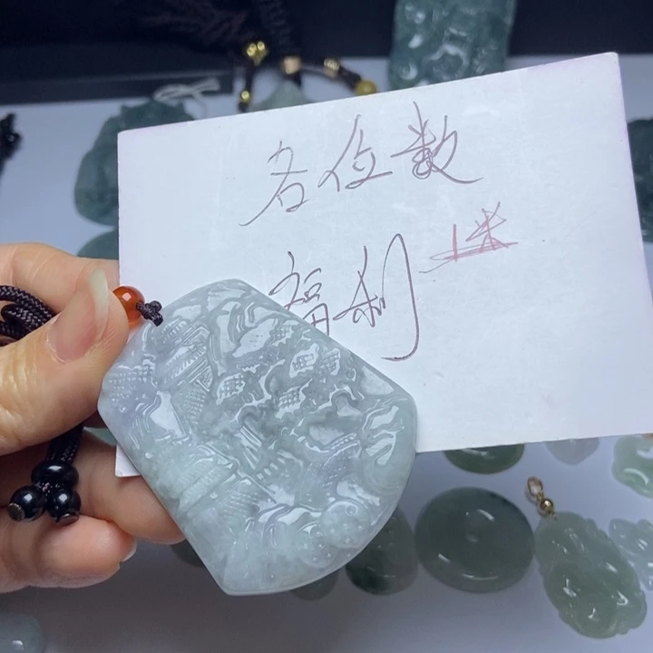 翡翠挂件未镶嵌聚****冠翡翠