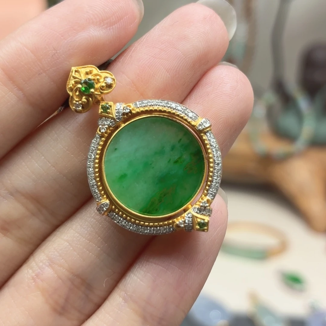 翡翠18K金镶嵌颈饰无事牌