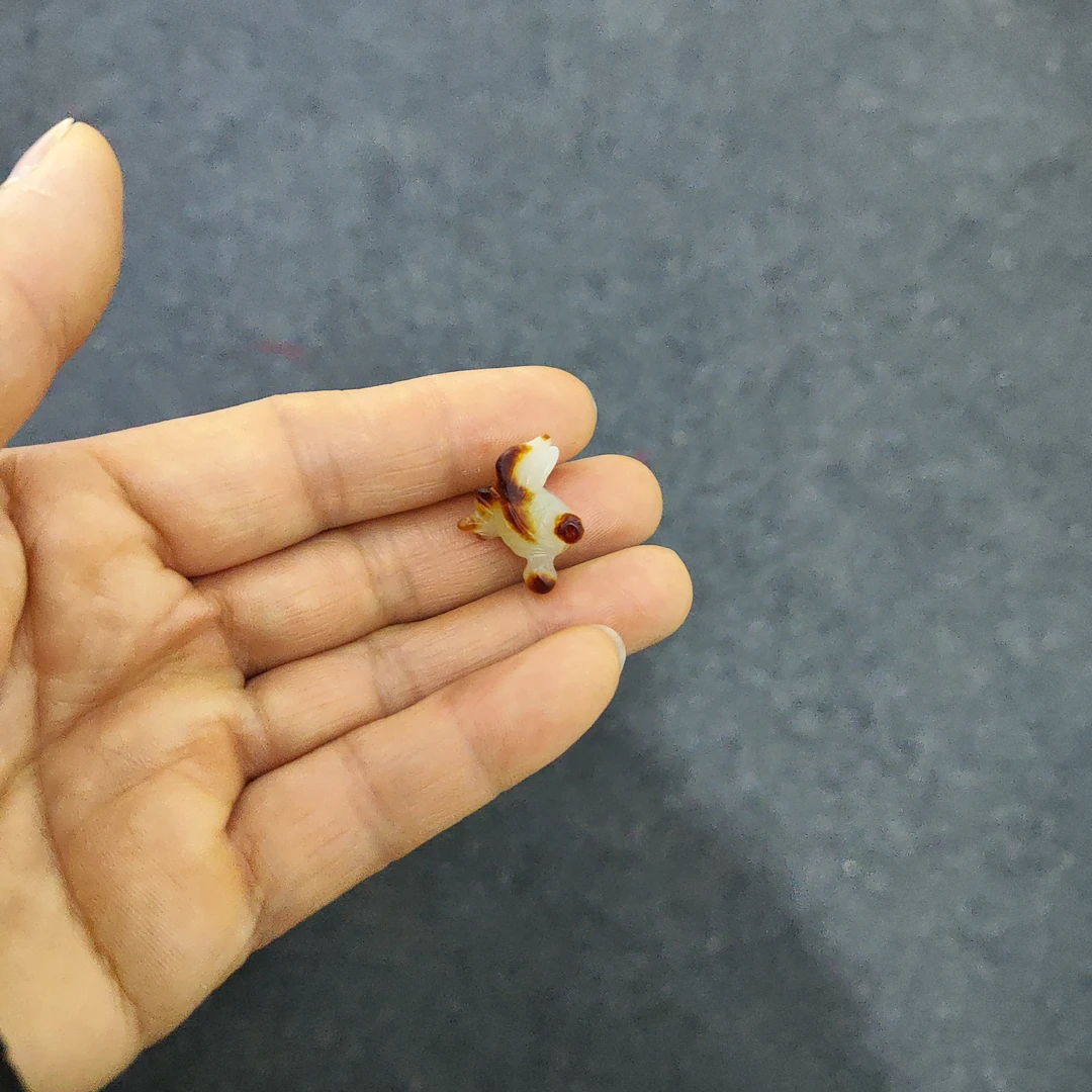 和田玉小金鱼手工雕刻