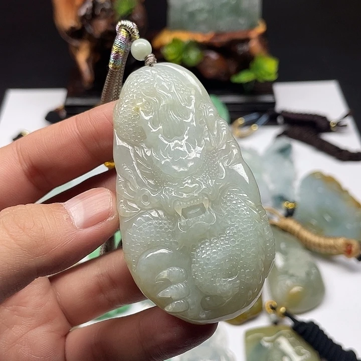 翡翠未镶嵌颈饰龙牌