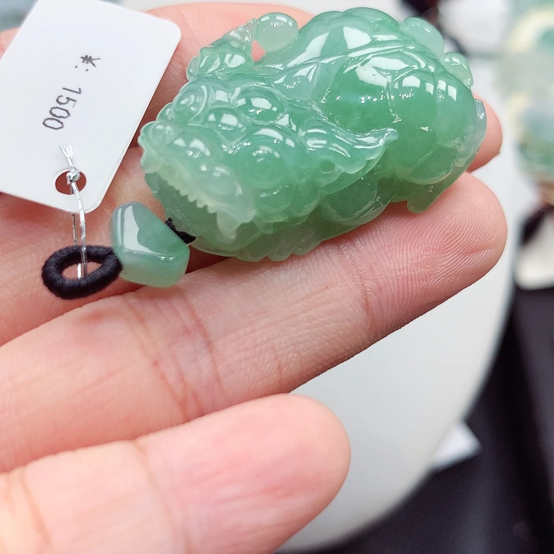 翡翠未镶嵌颈饰编号49，34.0/21.5/12.7