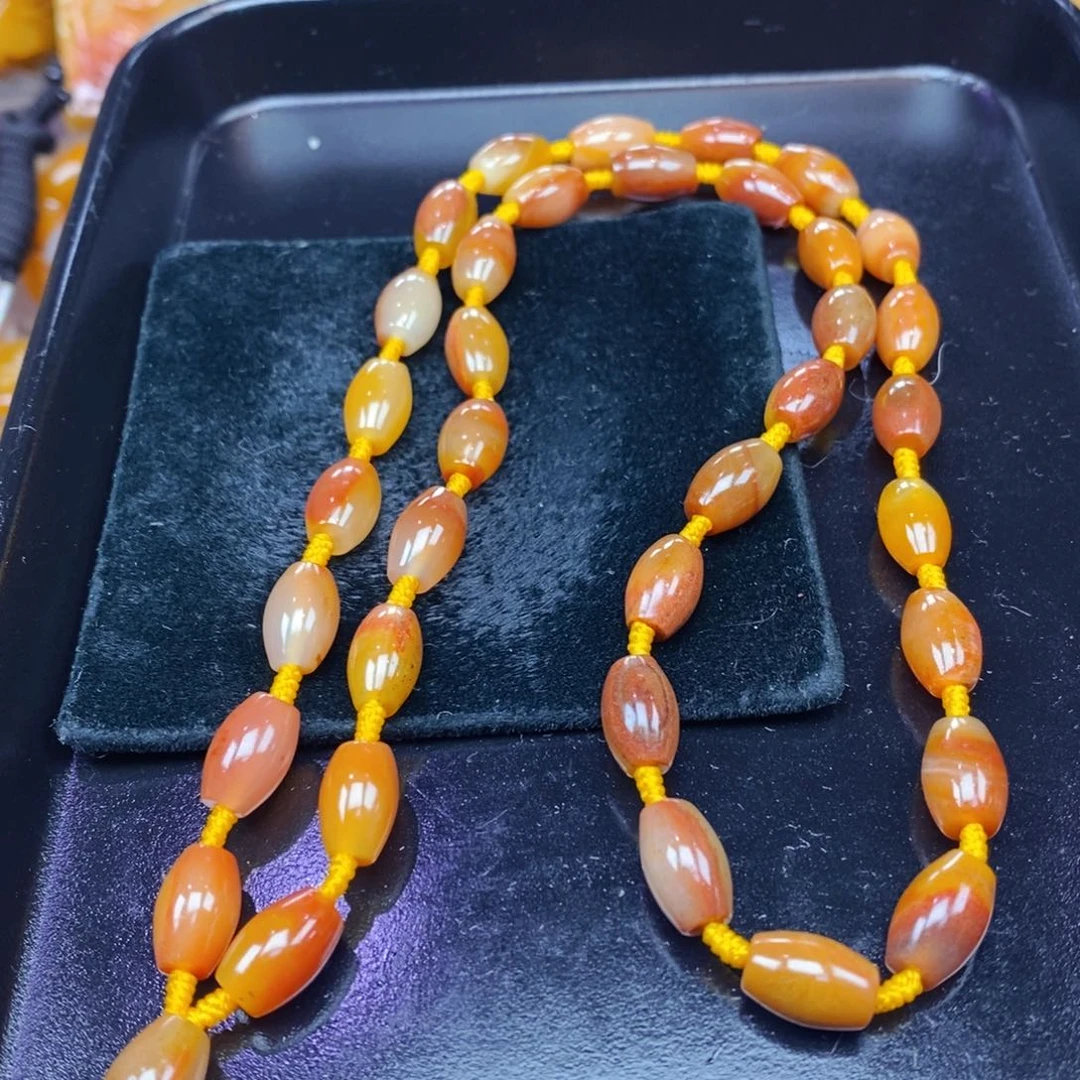 未镶嵌石英质玉（黄龙玉）颈饰