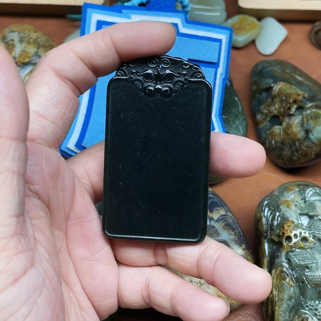 医***图颈饰未镶嵌和田玉