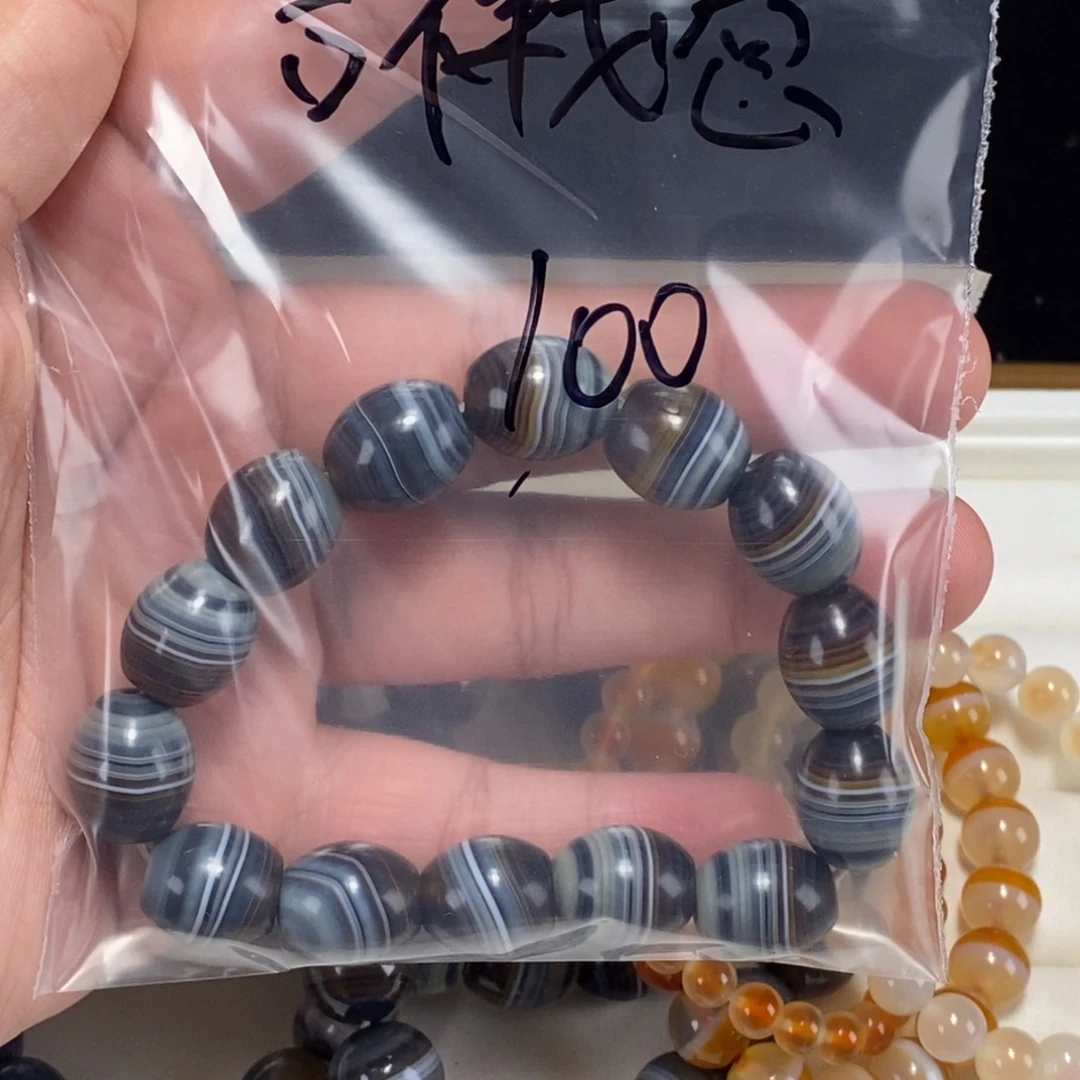 未镶嵌颈饰玛瑙/玉髓吉**意