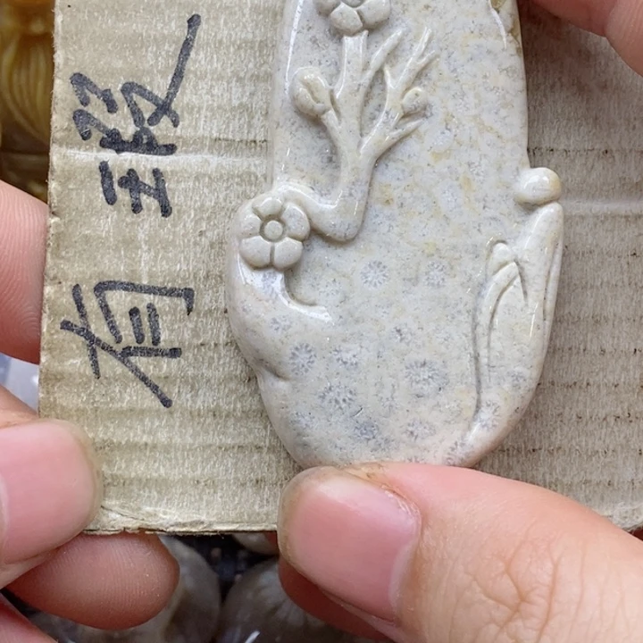 颈饰未镶嵌硅化珊瑚（珊瑚玉）灯**珊