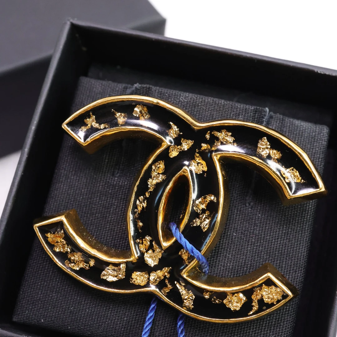 未使用 Chanel/香奈儿 23新款黑色琉璃金箔双C胸针 05951