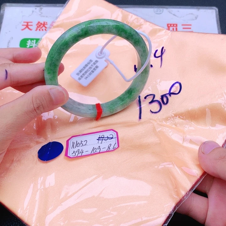 翡翠手镯未镶嵌我