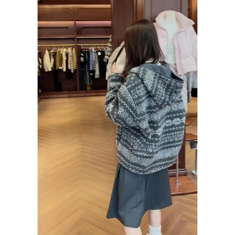 2025秋冬新款女韩系穿搭设计感保暖连帽外套百搭高腰显瘦半身裙