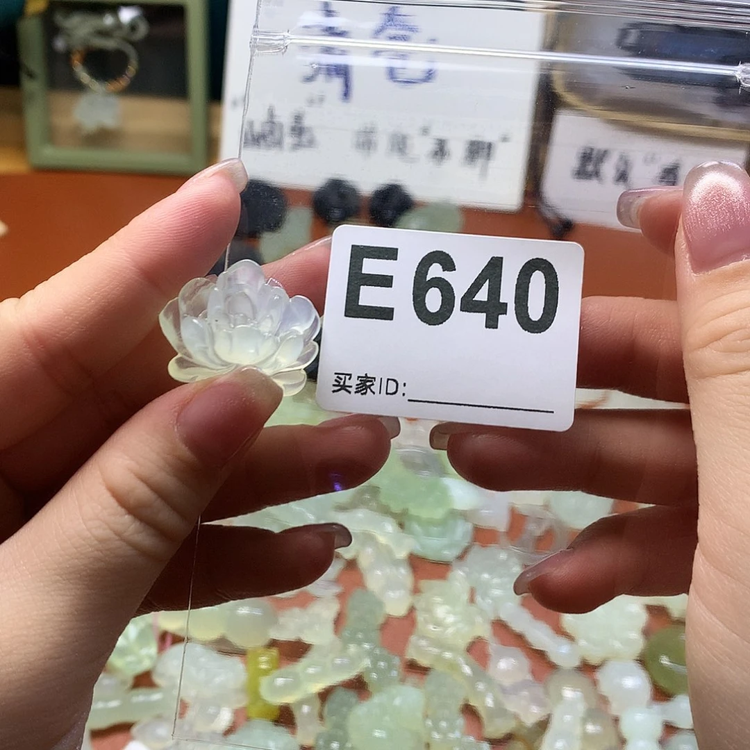 蛇纹石玉颈饰合金略**～