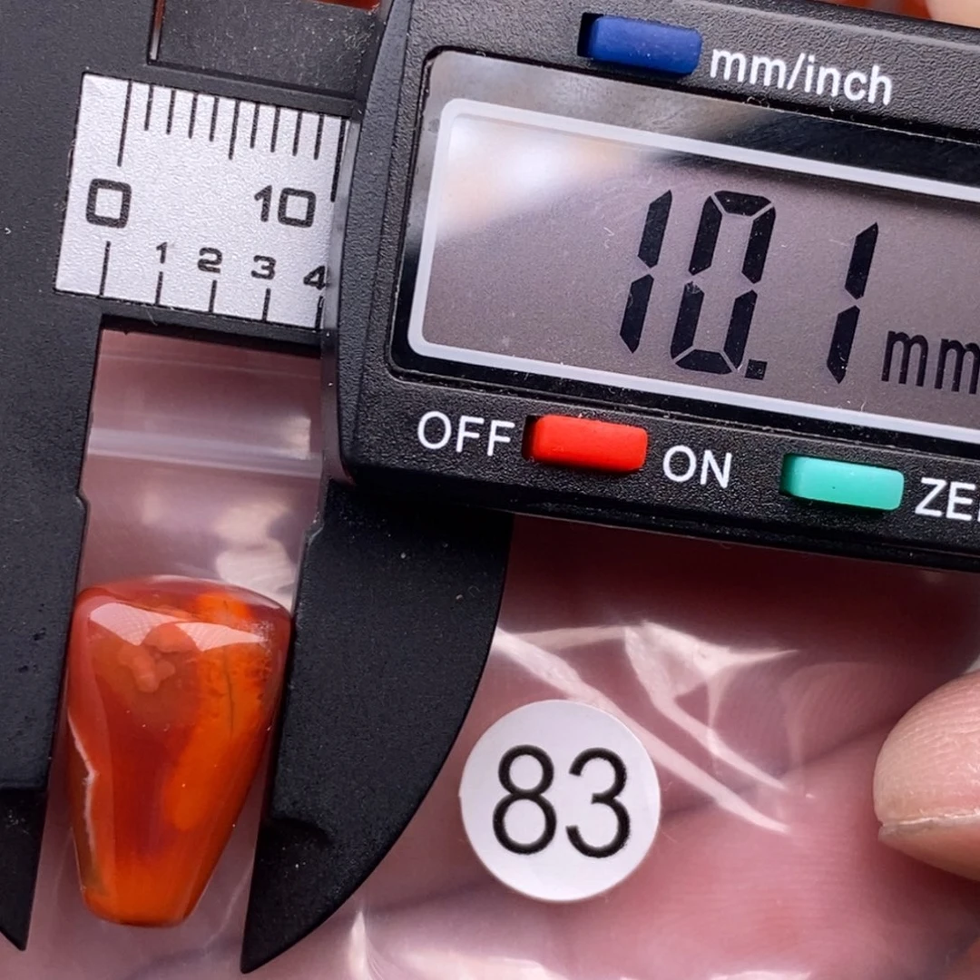 南红玛瑙未镶嵌配饰有瑕疵