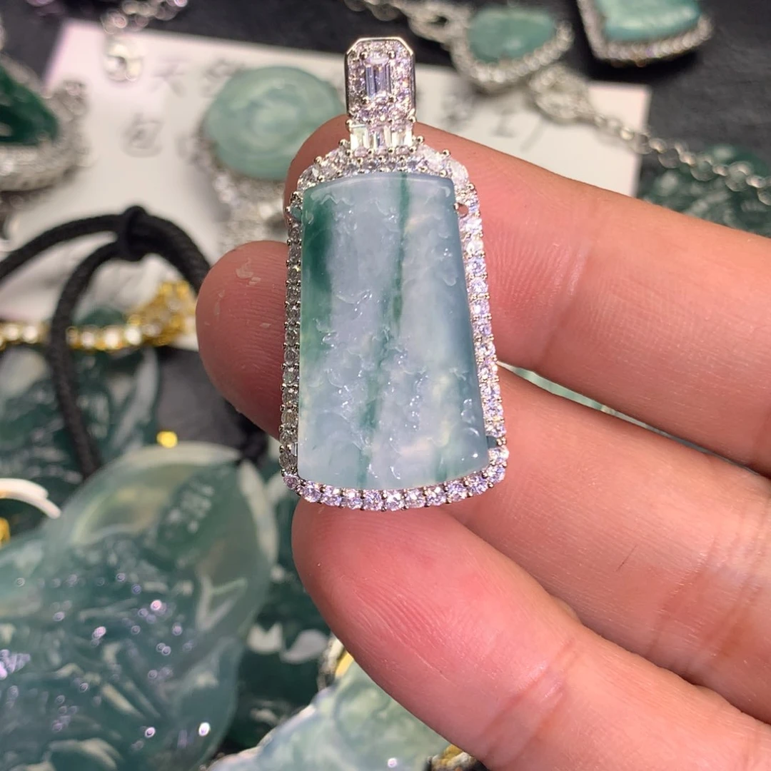 翡翠颈饰未镶嵌山水