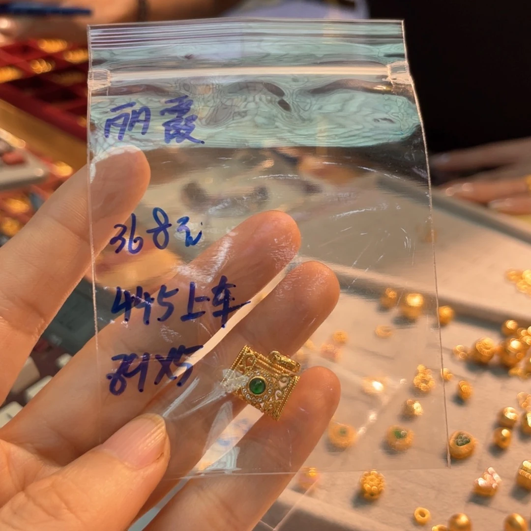 颈饰18K金镶嵌和田玉丽*