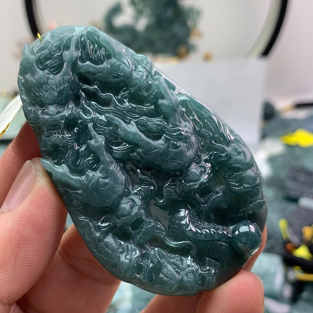 翡翠未镶嵌颈饰龙牌