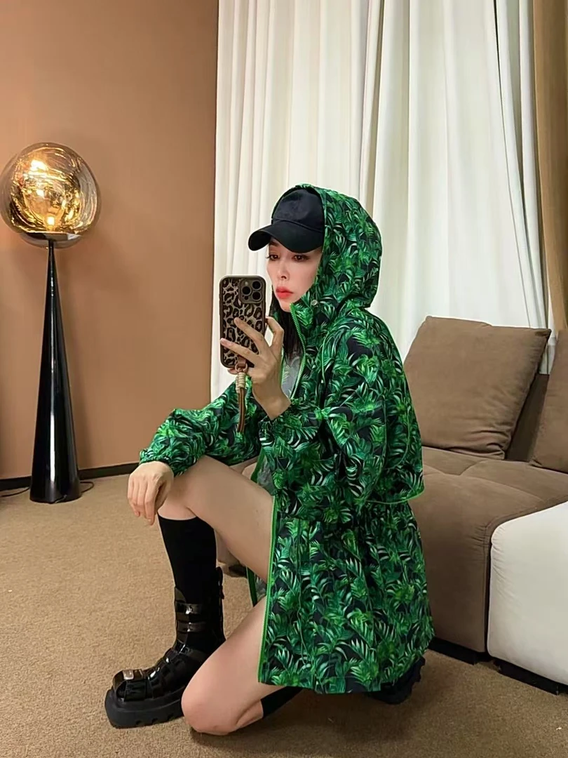 2025年夏季001绿色防晒风衣时尚洋气透气连帽宽松印花满印