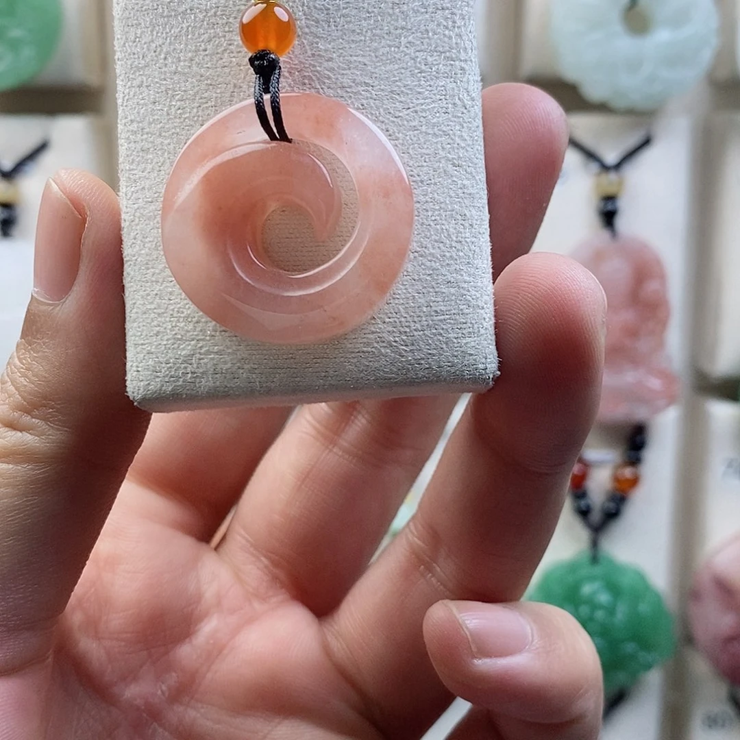 颈饰未镶嵌石英质玉（金丝玉）