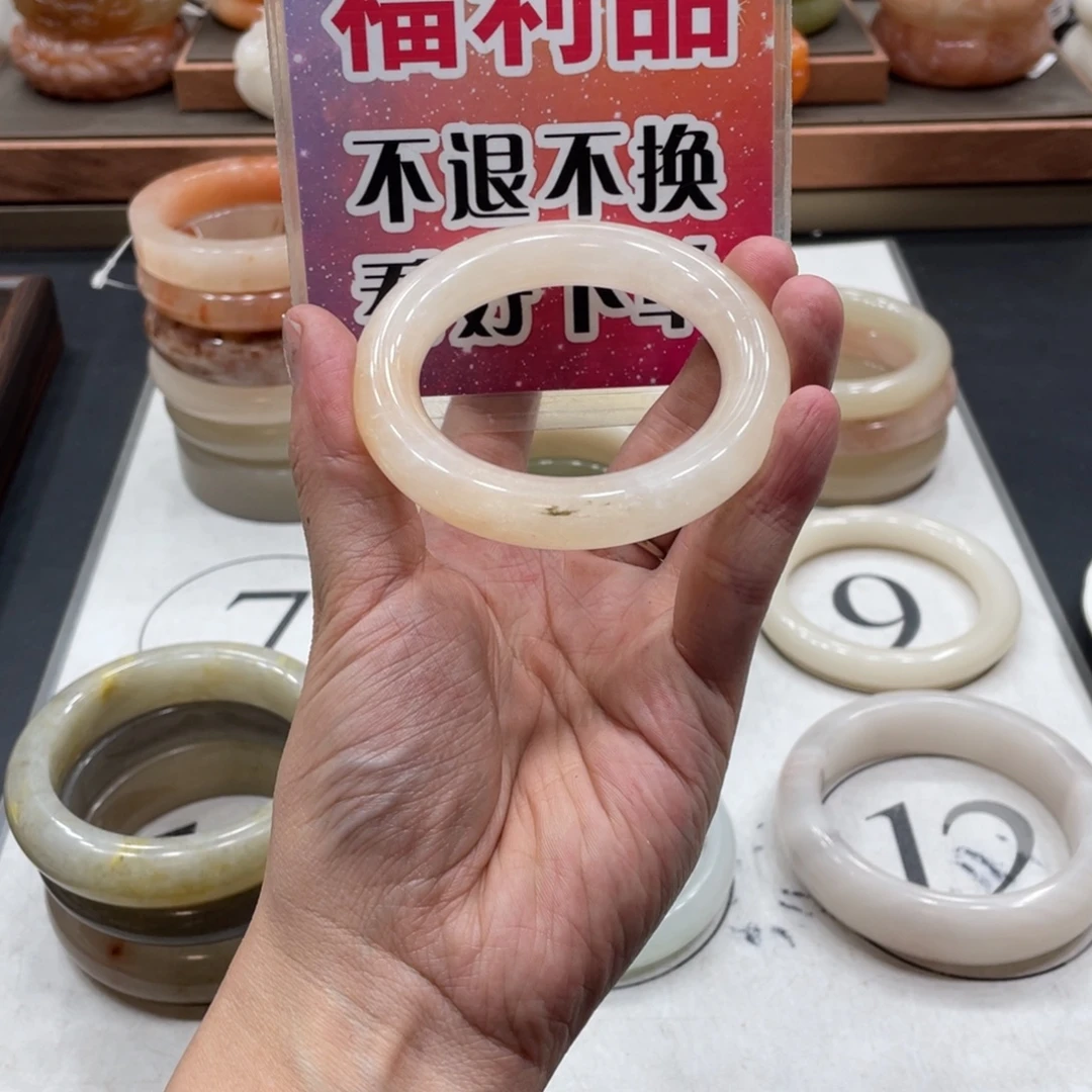 吧***噗石英质玉未镶嵌手镯