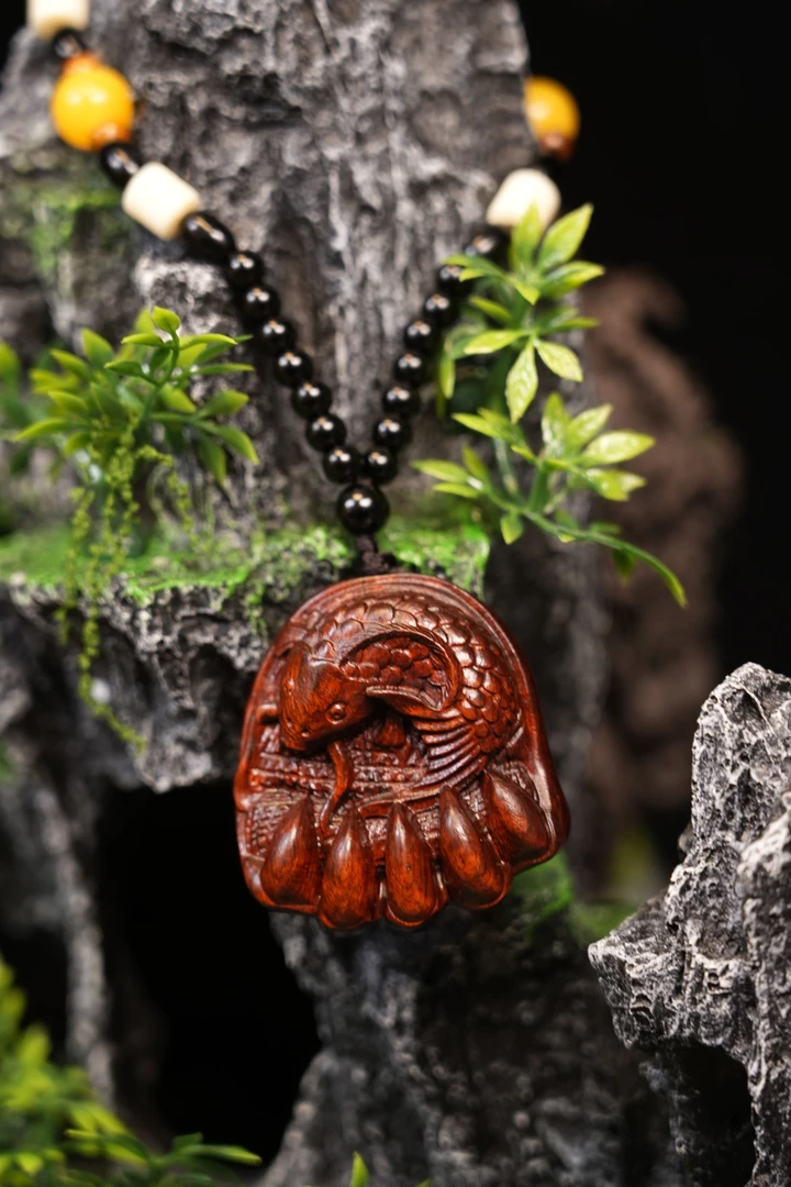 手把件檀木精美鱼和熊掌