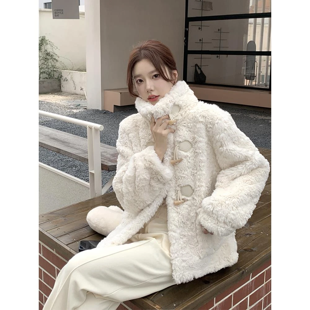 牛角扣外套女士皮毛一体秋季今年新款加厚小香风羊羔绒短外套女款