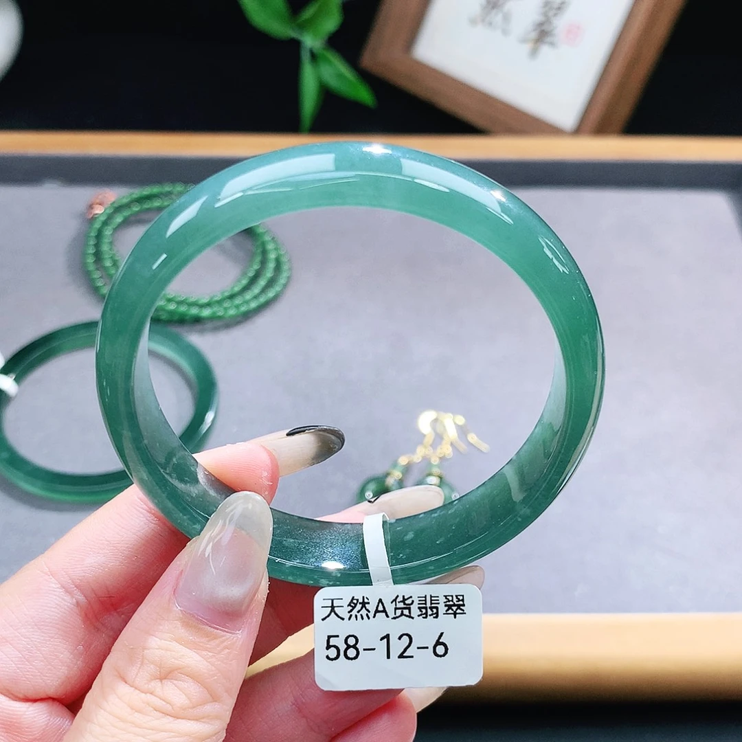 翡翠手镯（圆镯）未镶嵌