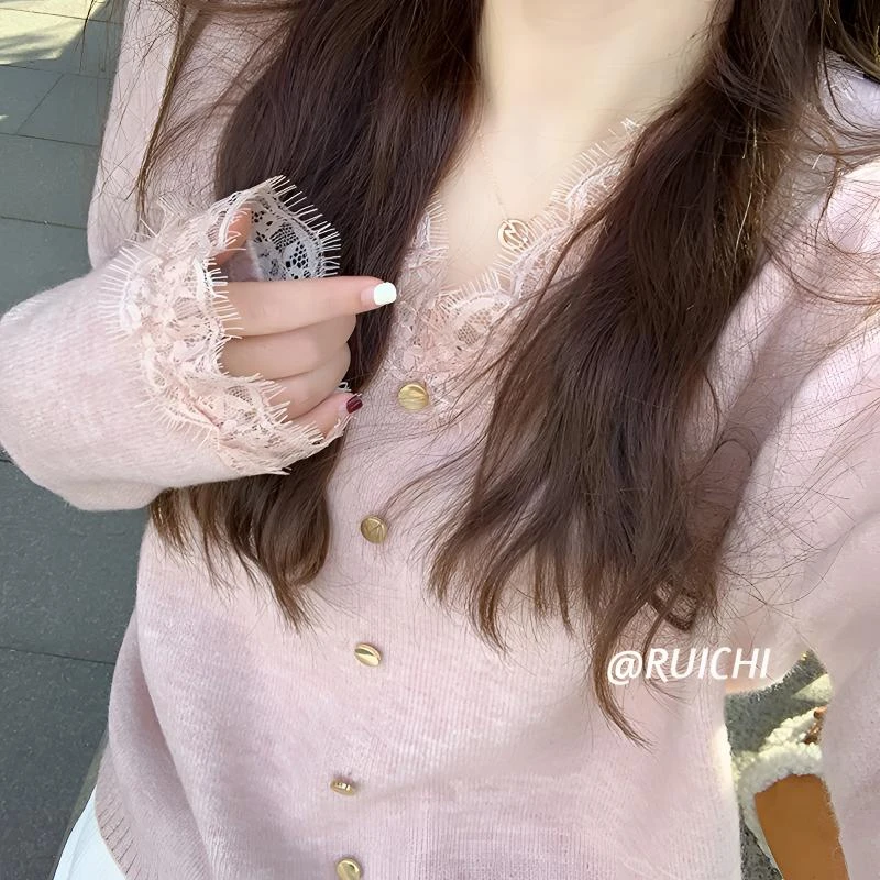 奶fufu~2025秋季新款温柔甜美蕾丝V领拼接套头毛衣针织衫上衣女