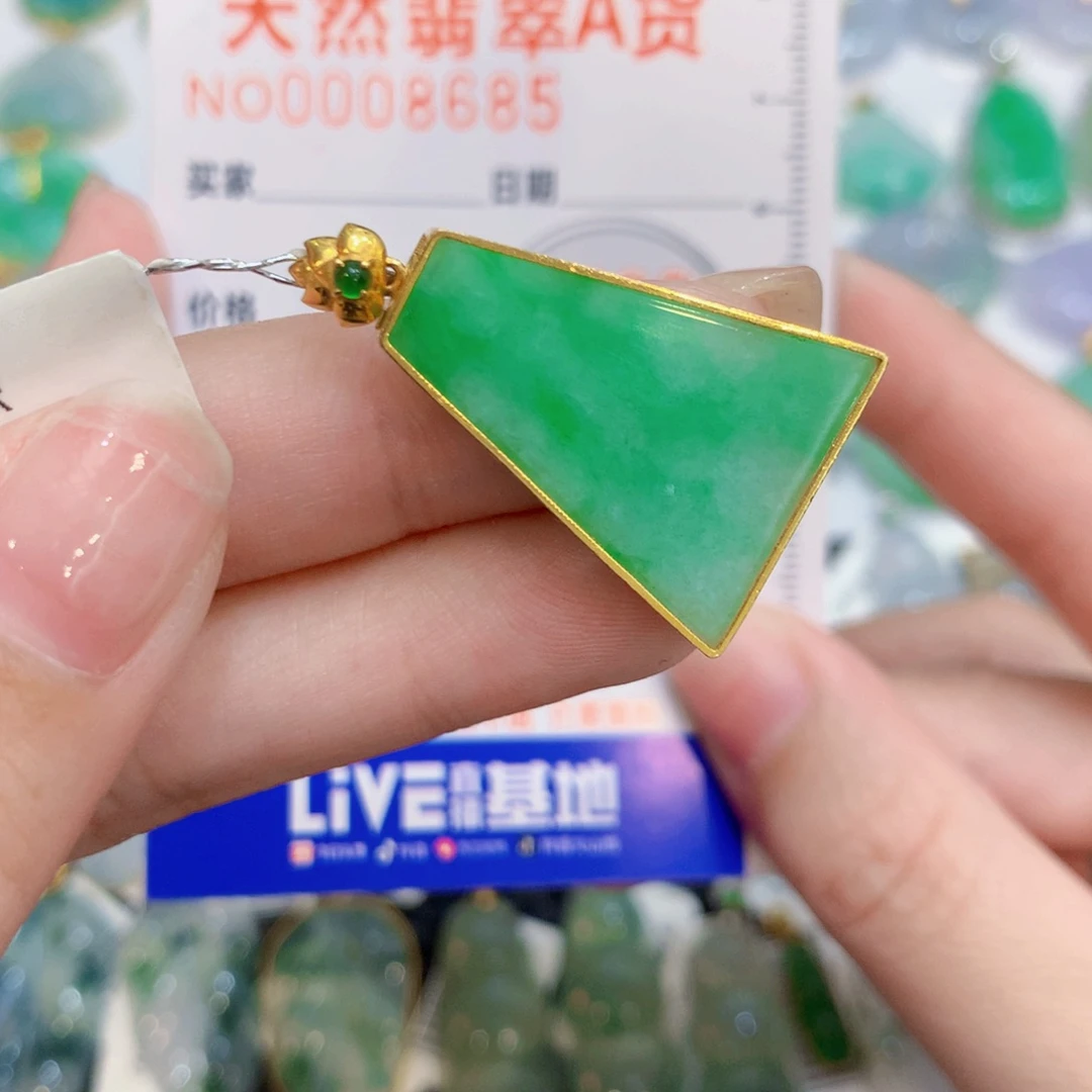 颈饰18K金镶嵌翡翠无事牌