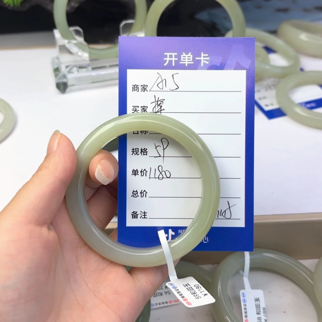 和田玉手镯未镶嵌ღ****?