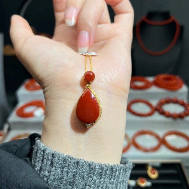 精品南红吊坠颈饰原矿瓦西牛血红18k金镶5克