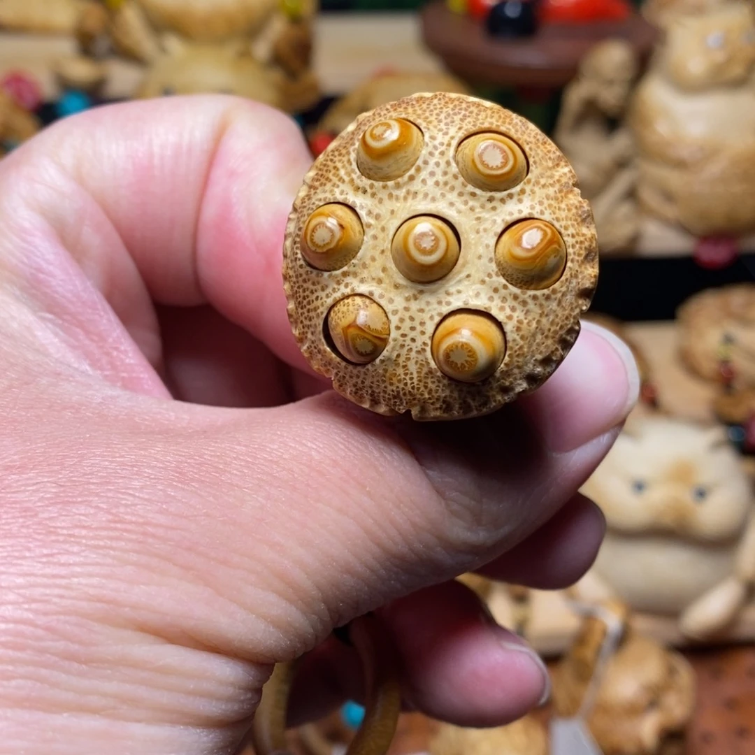 竹根雕活籽莲蓬手把件