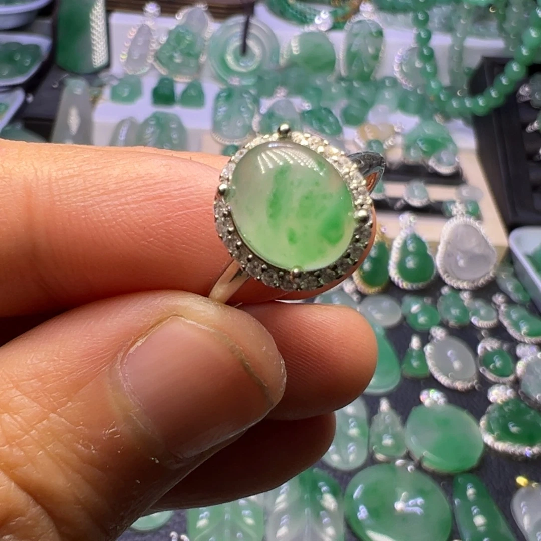 石英质玉（非洲翠）未镶嵌颈饰