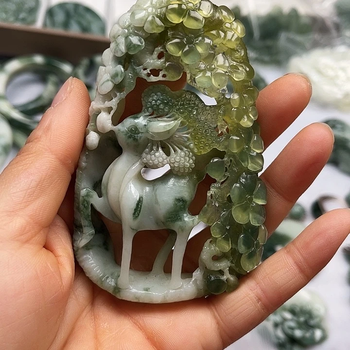 透闪石-蛇纹石玉未镶嵌颈饰