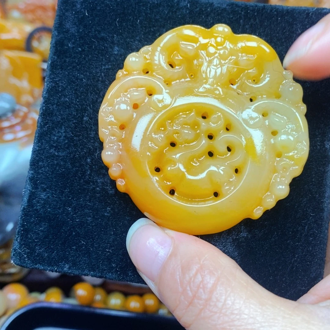 未镶嵌石英质玉（黄龙玉）颈饰