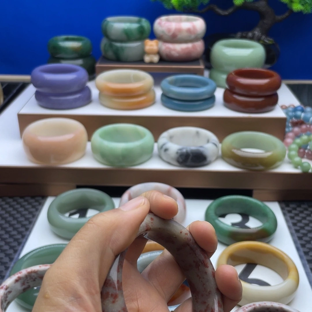 杨****石英质玉未镶嵌手镯